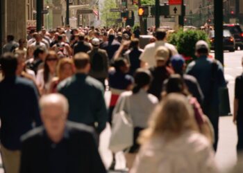 U.S. jobless claims drop last week, signaling robust labor market despite recession concerns.