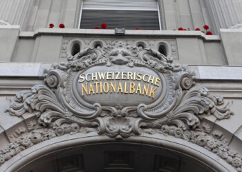 Global Rate Cuts Diverge as Tariffs, War Cloud Outlook