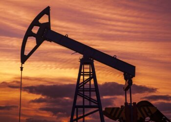 U.S. Strike on Iran Clouds Economic Outlook, Spurs Oil Risk