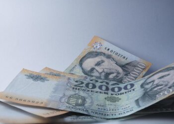 Forint to Retreat as Dollar Weakens, Poll Shows