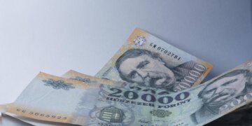 Forint to Retreat as Dollar Weakens, Poll Shows